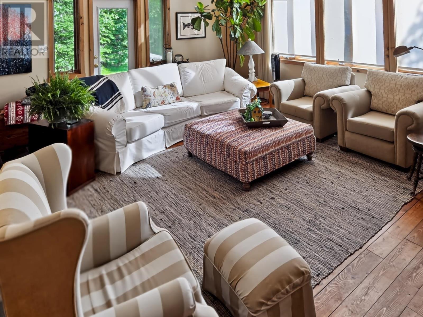 123 Canfield Rd, Kenora, ON - Indoor Photo Showing Living Room