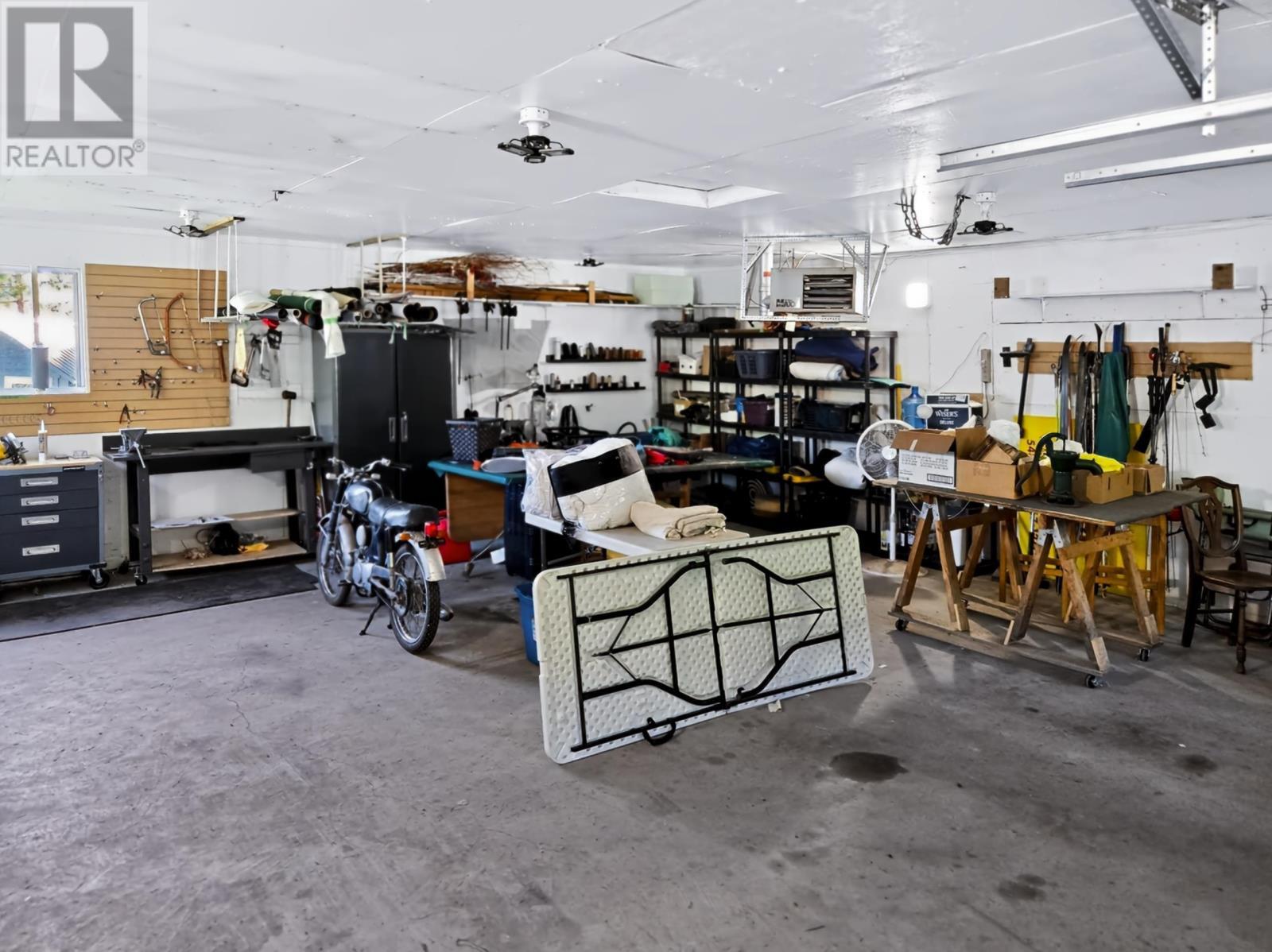 123 Canfield Rd, Kenora, ON - Indoor Photo Showing Garage