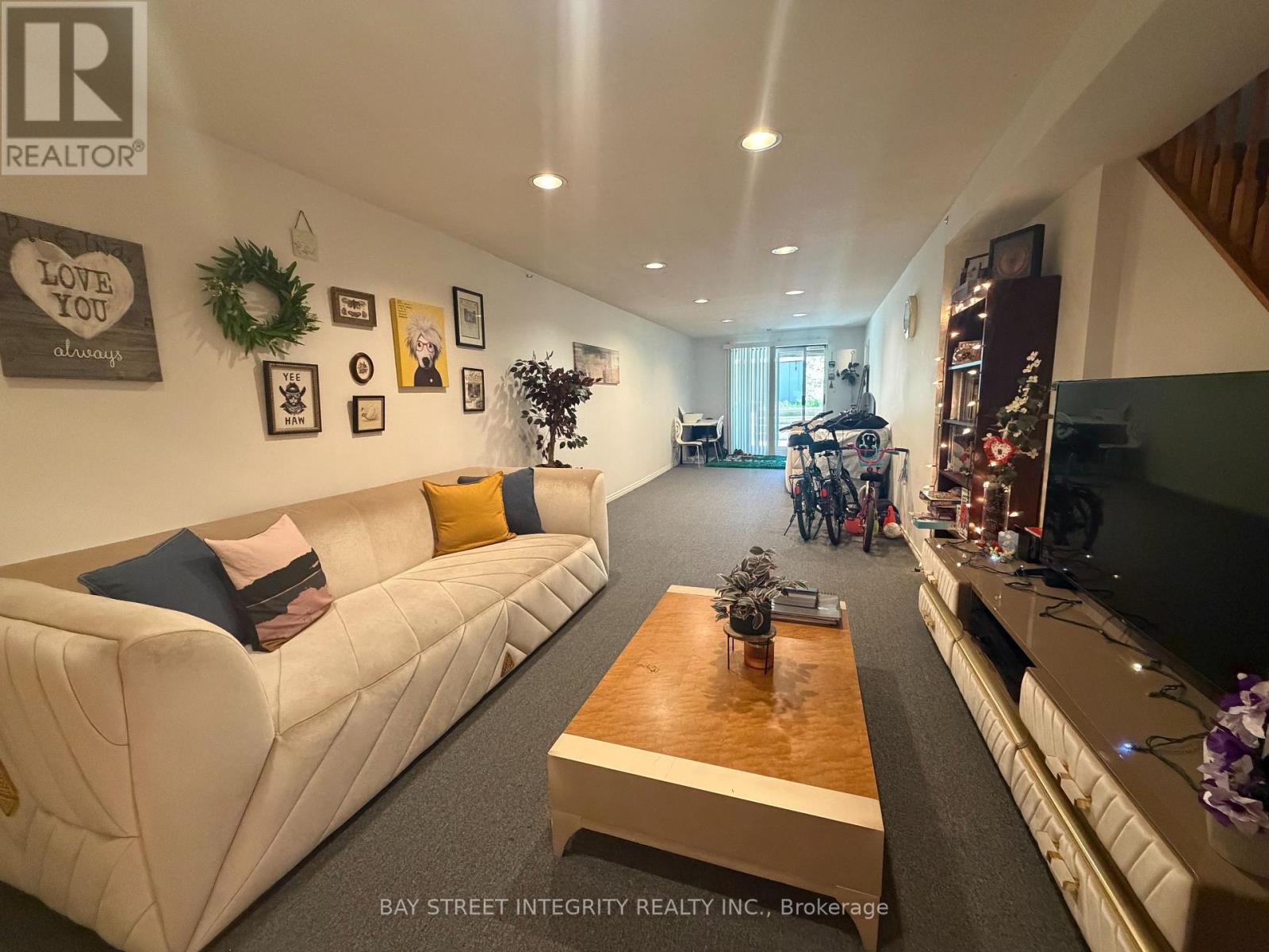 5110 Nishga Court, Mississauga, ON - Indoor Photo Showing Living Room