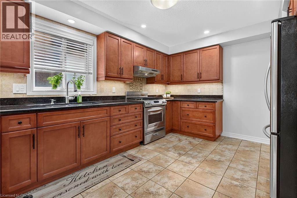 160 Wills Crescent, Binbrook, ON - Indoor Photo Showing Kitchen