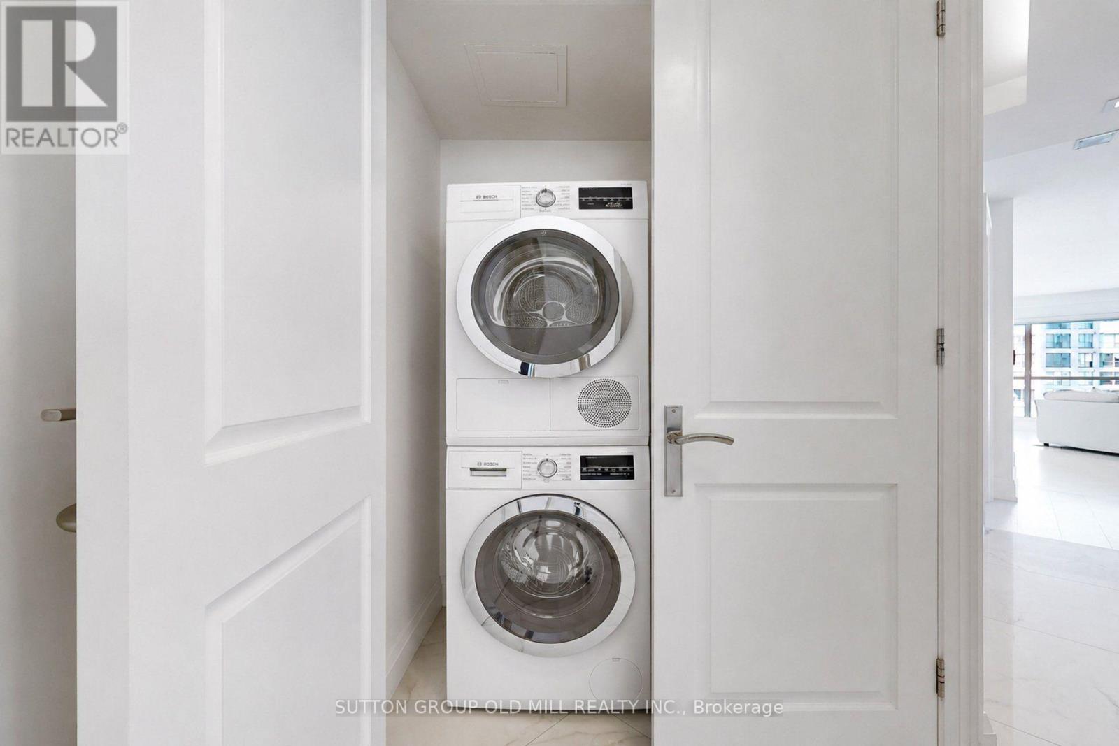 1307 - 2267 Lake Shore Boulevard W, Toronto, ON - Indoor Photo Showing Laundry Room
