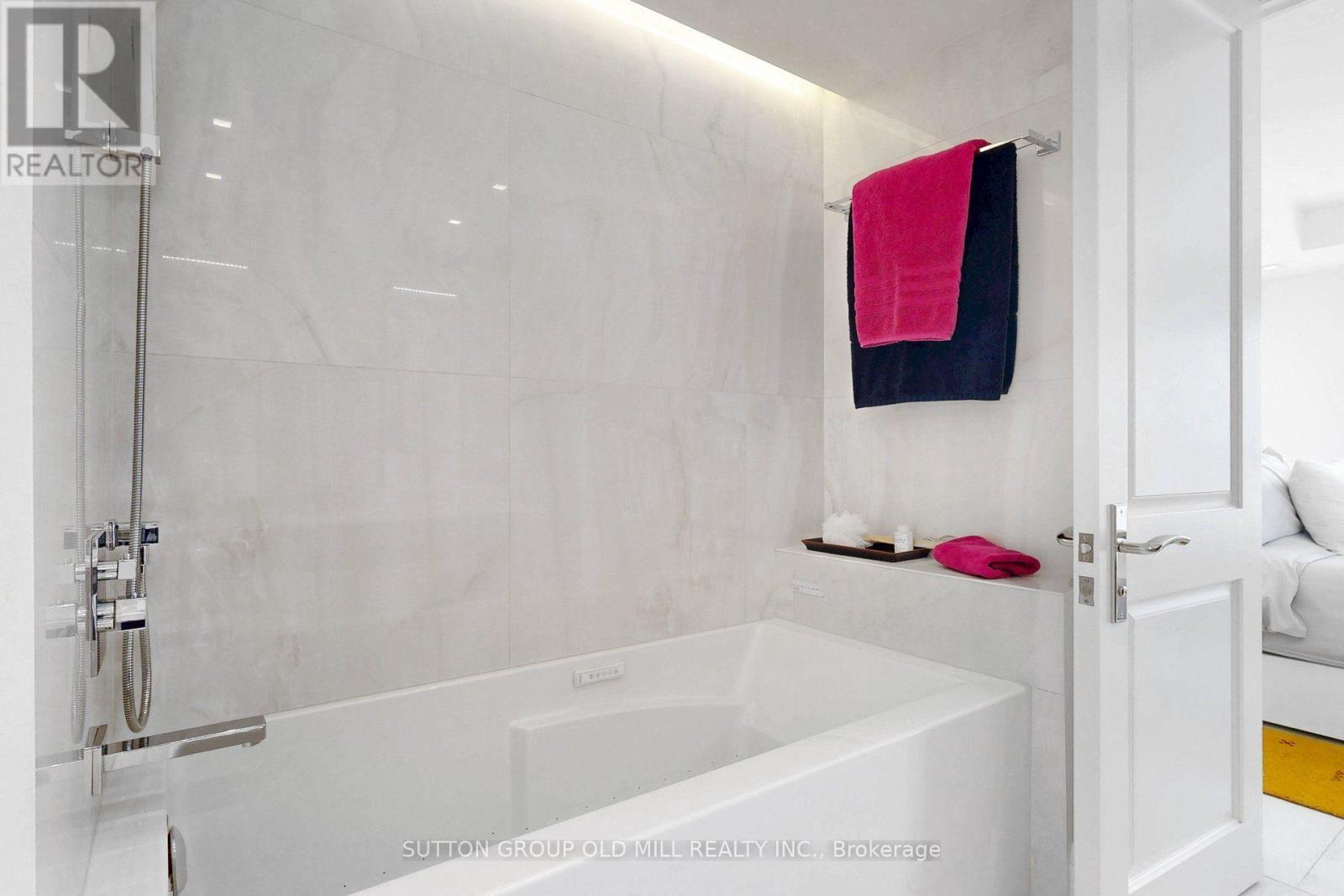 1307 - 2267 Lake Shore Boulevard W, Toronto, ON - Indoor Photo Showing Bathroom