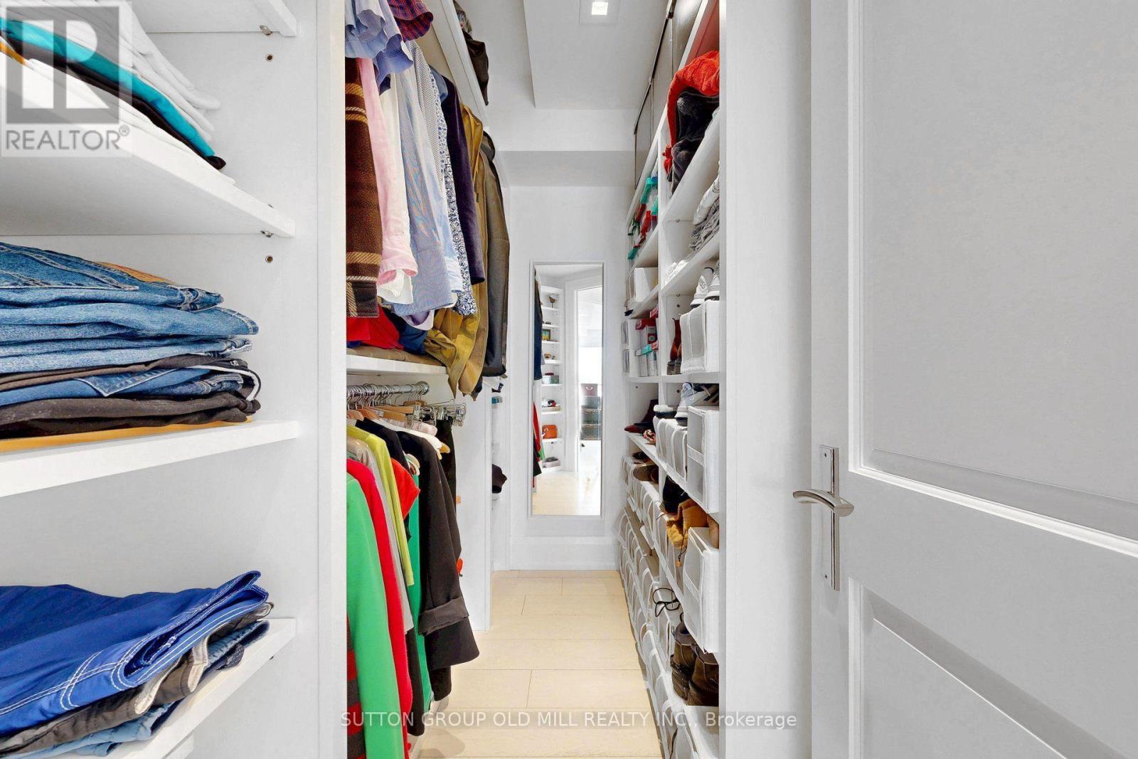 1307 - 2267 Lake Shore Boulevard W, Toronto, ON - Indoor With Storage
