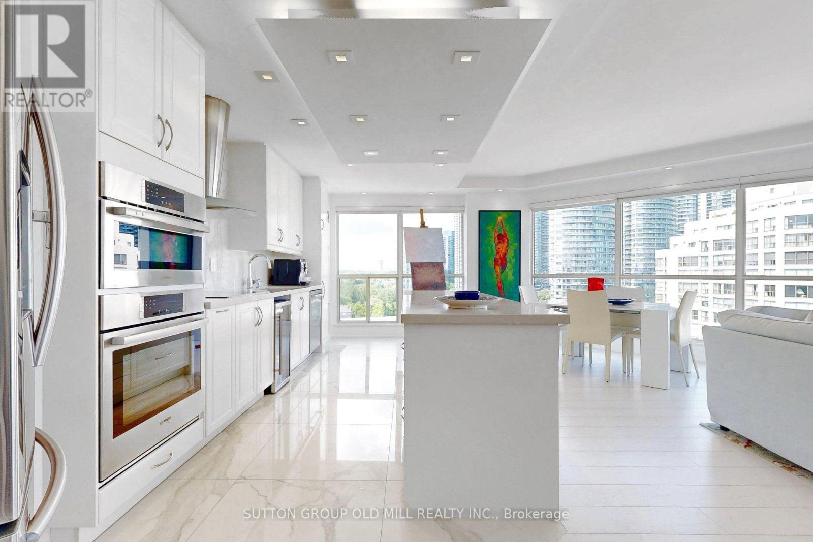 1307 - 2267 Lake Shore Boulevard W, Toronto, ON - Indoor Photo Showing Kitchen With Upgraded Kitchen