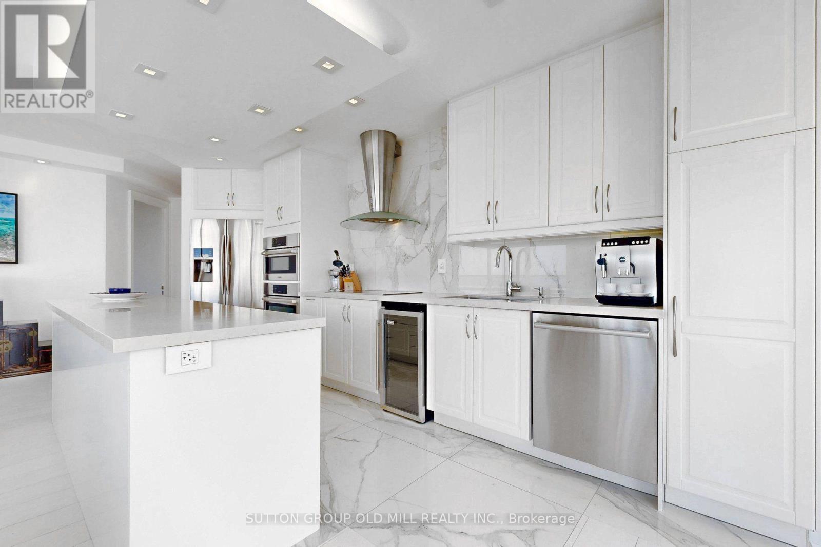 1307 - 2267 Lake Shore Boulevard W, Toronto, ON - Indoor Photo Showing Kitchen With Upgraded Kitchen