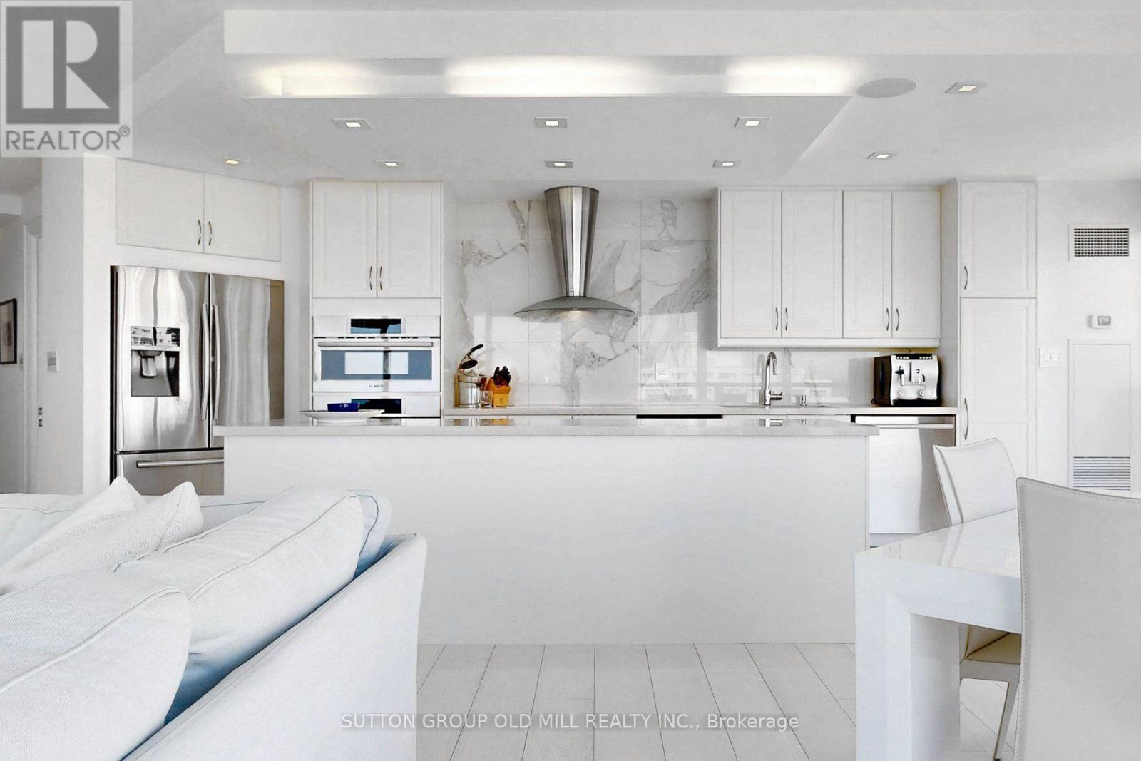 1307 - 2267 Lake Shore Boulevard W, Toronto, ON - Indoor Photo Showing Kitchen