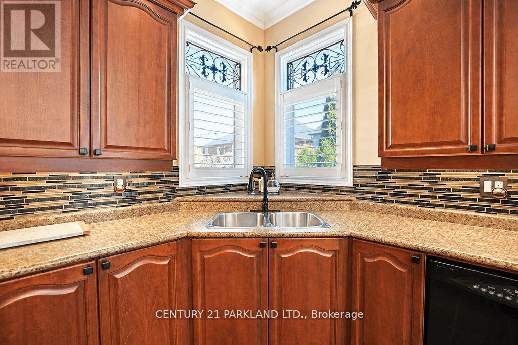 2020 Solar Place, Oshawa, ON - Indoor Photo Showing Kitchen With Double Sink