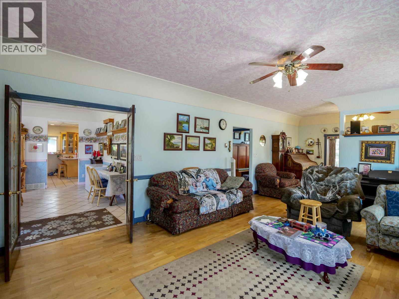 5175 Baker-Kersley Road, Quesnel, BC - Indoor Photo Showing Living Room