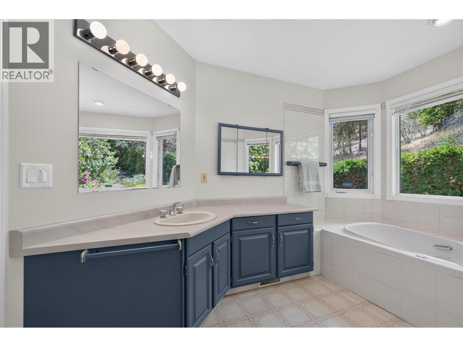 Primary bedroom ensuite - 602 Glenmeadows Road, Kelowna, BC - Indoor Photo Showing Bathroom