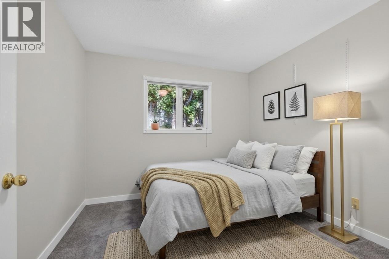 Secondary bedroom on main level *virtually staged* - 602 Glenmeadows Road, Kelowna, BC - Indoor Photo Showing Bedroom