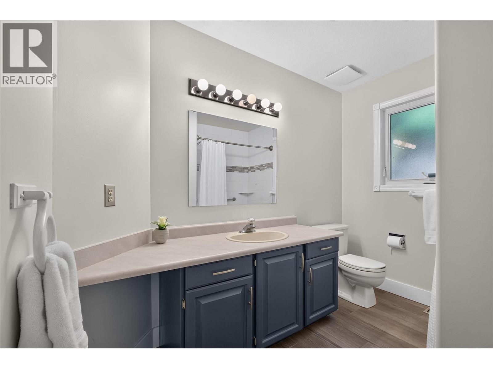 Secondary full bathroom on the main level - 602 Glenmeadows Road, Kelowna, BC - Indoor Photo Showing Bathroom
