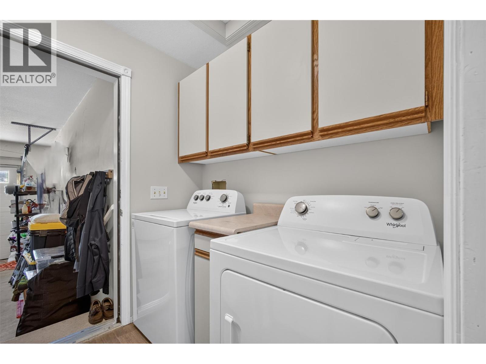 Laundry on main level - 602 Glenmeadows Road, Kelowna, BC - Indoor Photo Showing Laundry Room