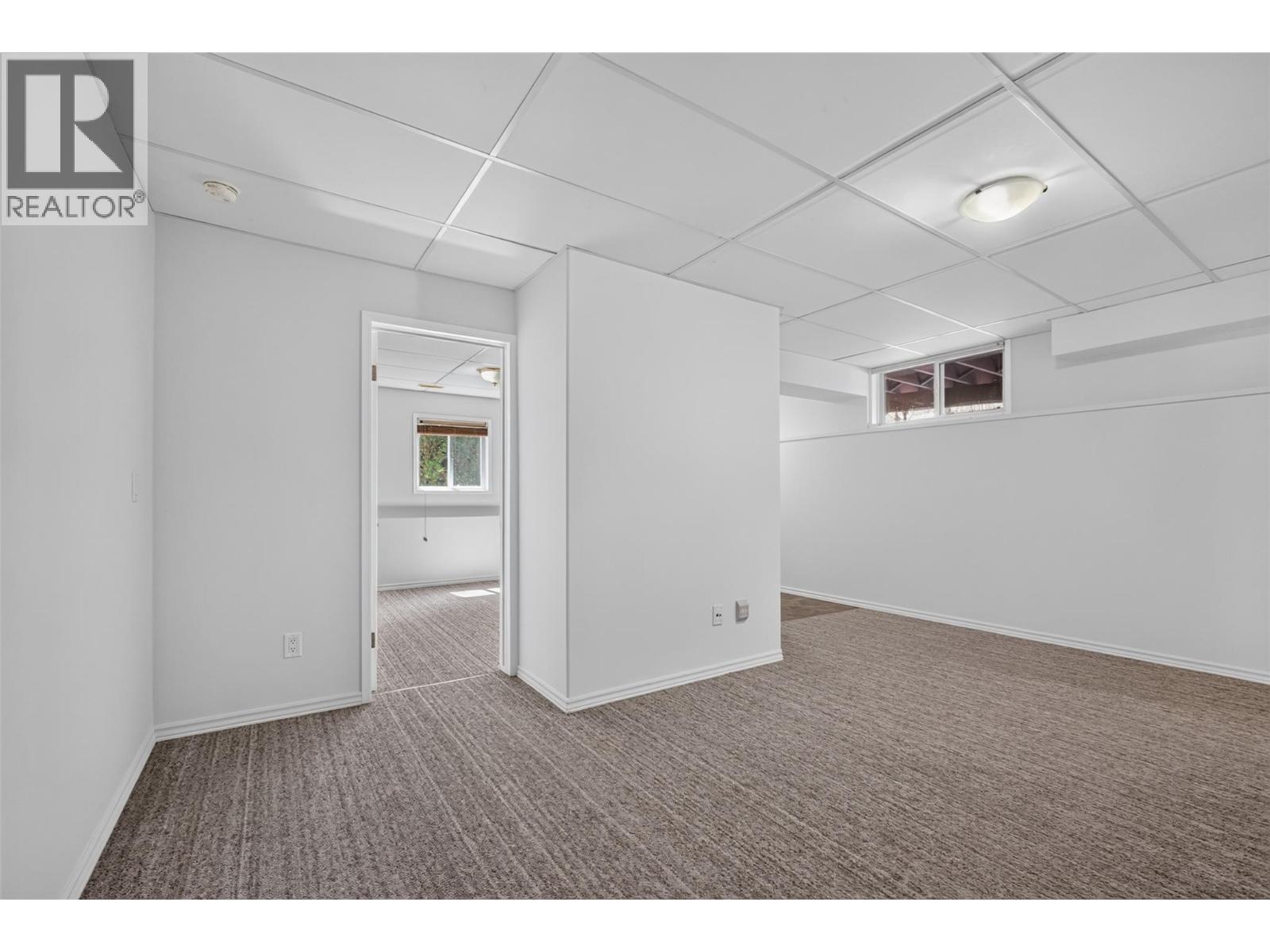 In-law suite living room - 602 Glenmeadows Road, Kelowna, BC - Indoor Photo Showing Other Room