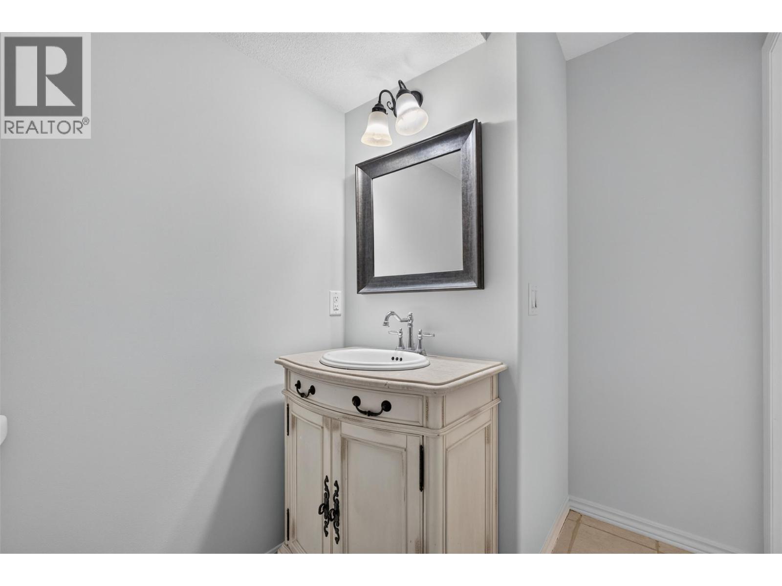 In-law suite bathroom - 602 Glenmeadows Road, Kelowna, BC - Indoor Photo Showing Bathroom