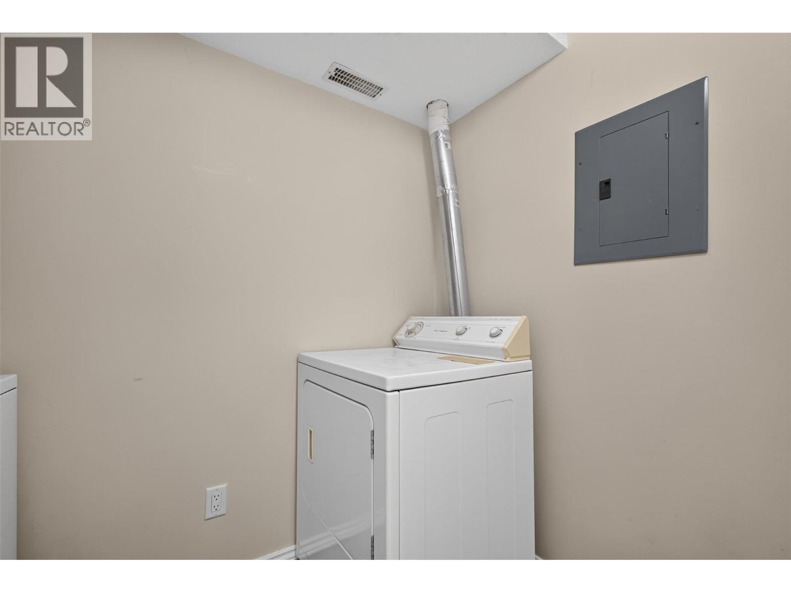 In-law suite laundry room - 602 Glenmeadows Road, Kelowna, BC - Indoor Photo Showing Laundry Room