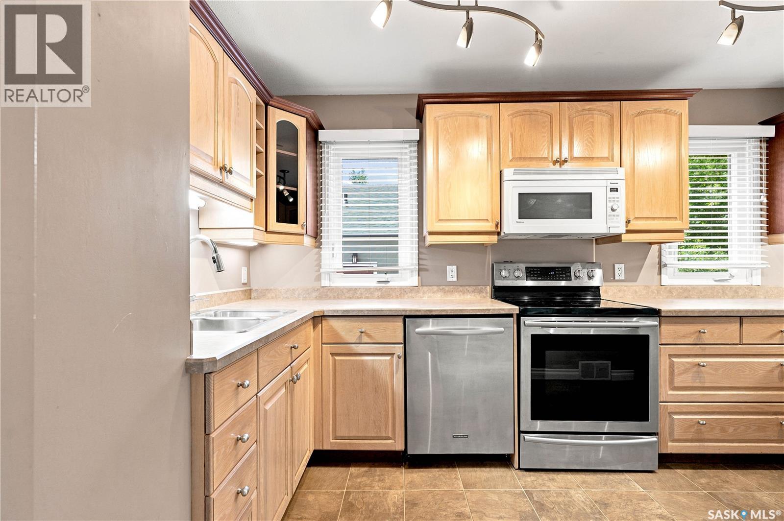 818 5Th Street E, Saskatoon, SK - Indoor Photo Showing Kitchen With Double Sink