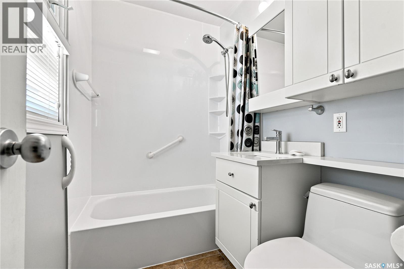 818 5Th Street E, Saskatoon, SK - Indoor Photo Showing Bathroom
