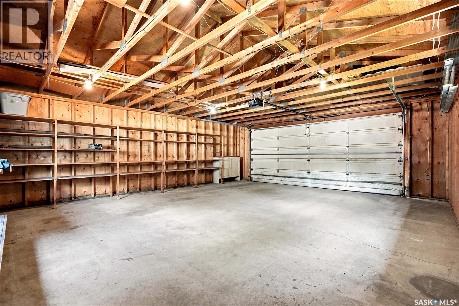 818 5Th Street E, Saskatoon, SK - Indoor Photo Showing Garage