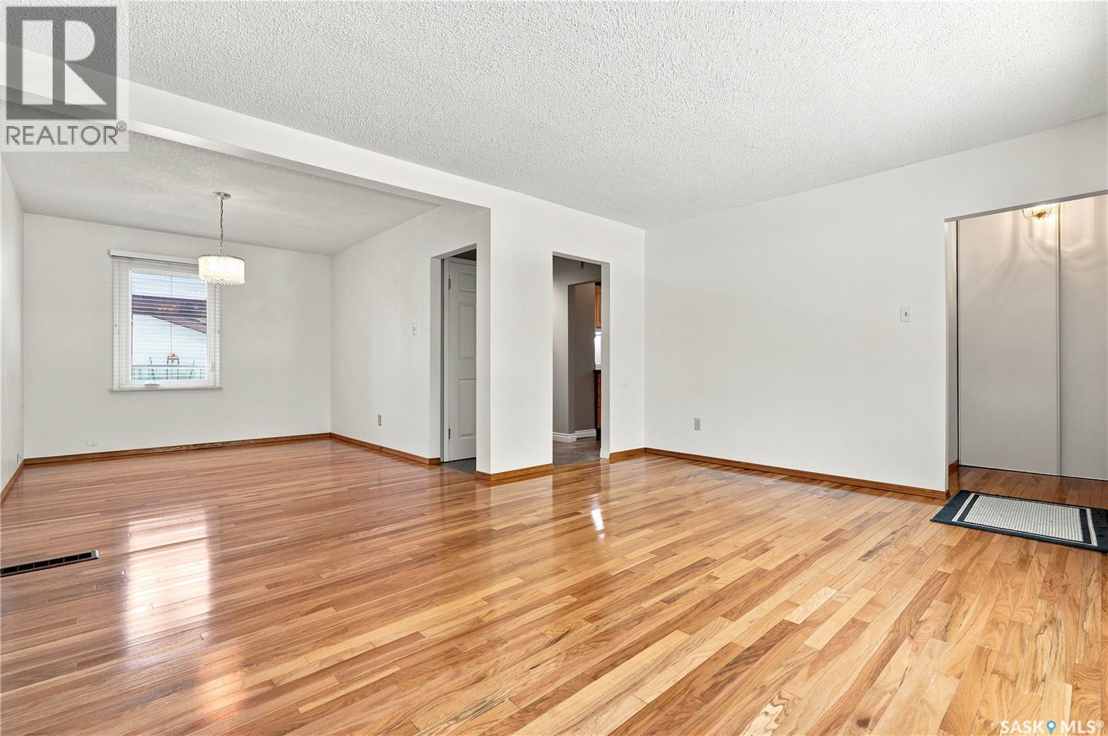 818 5Th Street E, Saskatoon, SK - Indoor Photo Showing Other Room