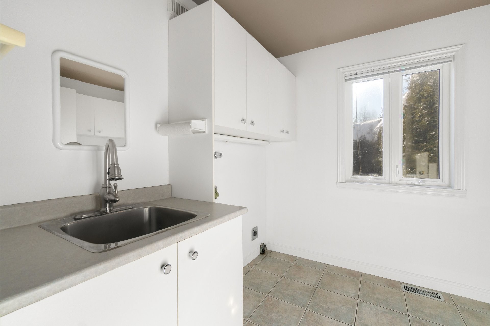 Salle de lavage - 4452 Rue Du Mont-Blanc, Ascot Corner, QC - Indoor Photo Showing Kitchen