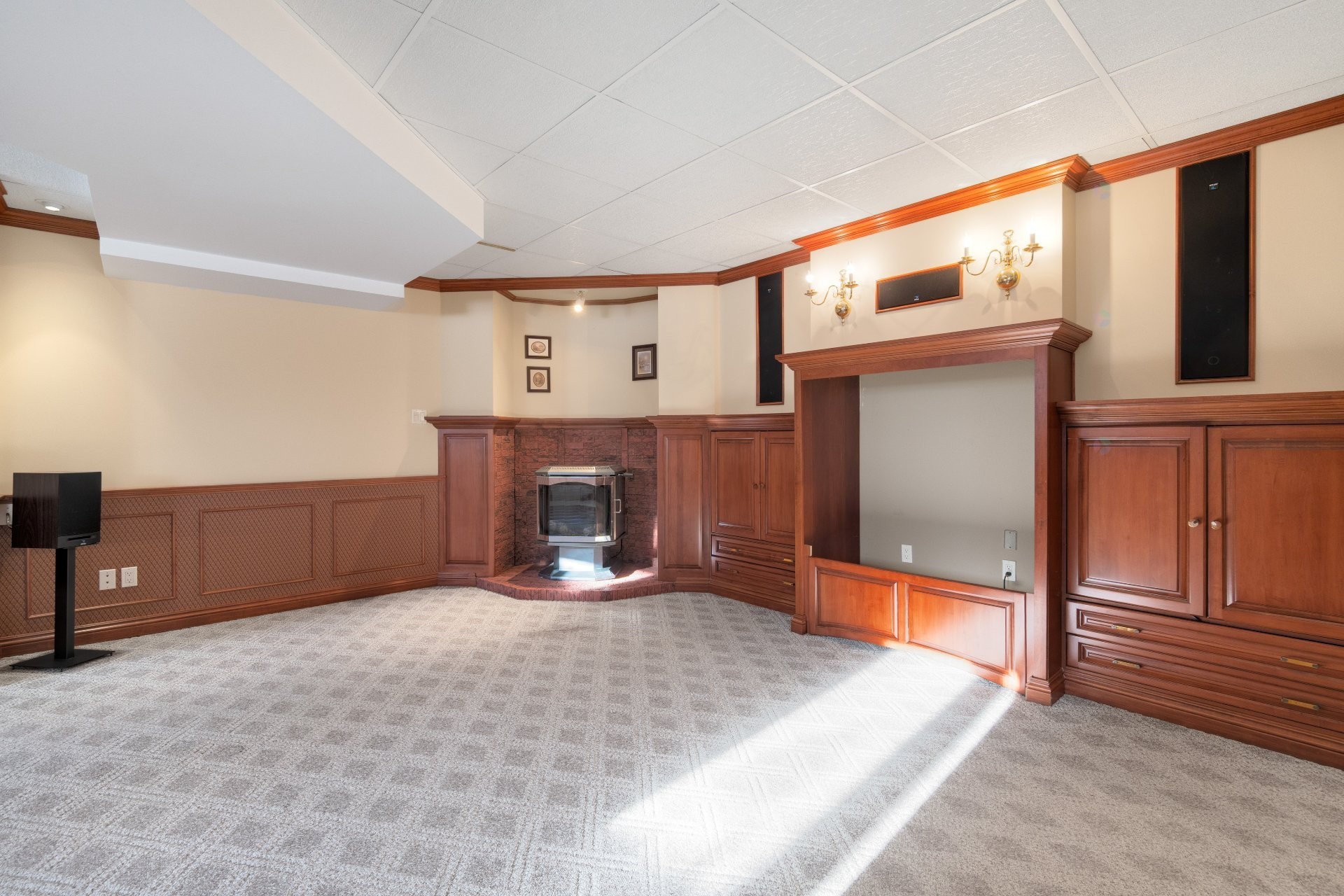 Salle familiale - 4452 Rue Du Mont-Blanc, Ascot Corner, QC - Indoor With Fireplace