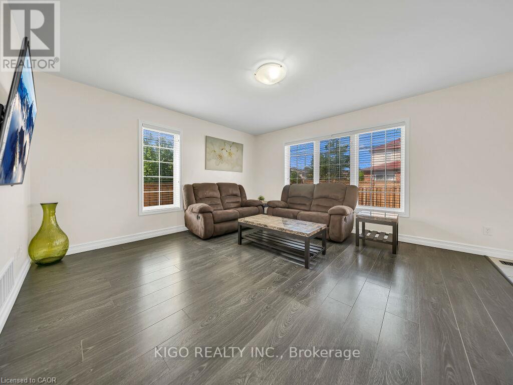 39 Baintree Way, Cambridge, ON - Indoor Photo Showing Living Room