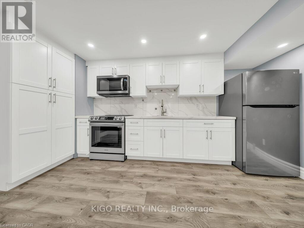 39 Baintree Way, Cambridge, ON - Indoor Photo Showing Kitchen