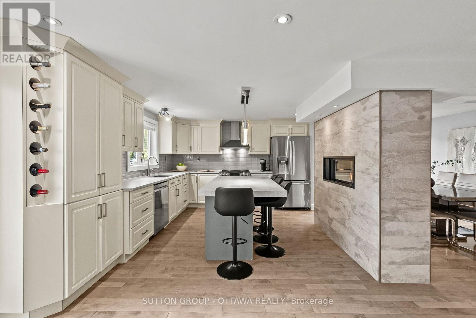 2450 Blackstone Crescent, Ottawa, ON - Indoor Photo Showing Kitchen With Upgraded Kitchen