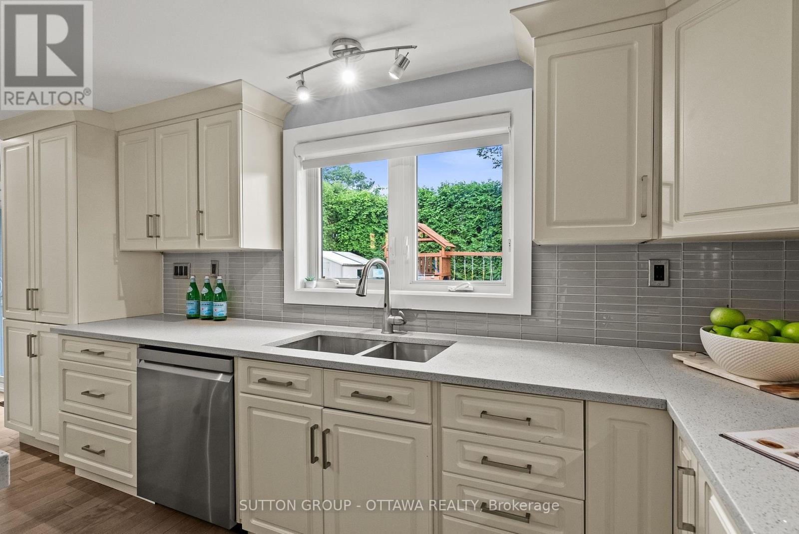 2450 Blackstone Crescent, Ottawa, ON - Indoor Photo Showing Kitchen With Double Sink
