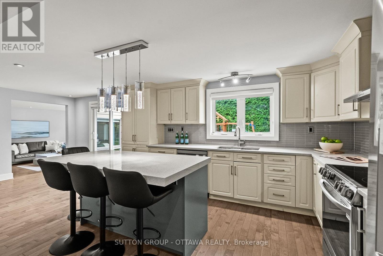 2450 Blackstone Crescent, Ottawa, ON - Indoor Photo Showing Kitchen With Upgraded Kitchen