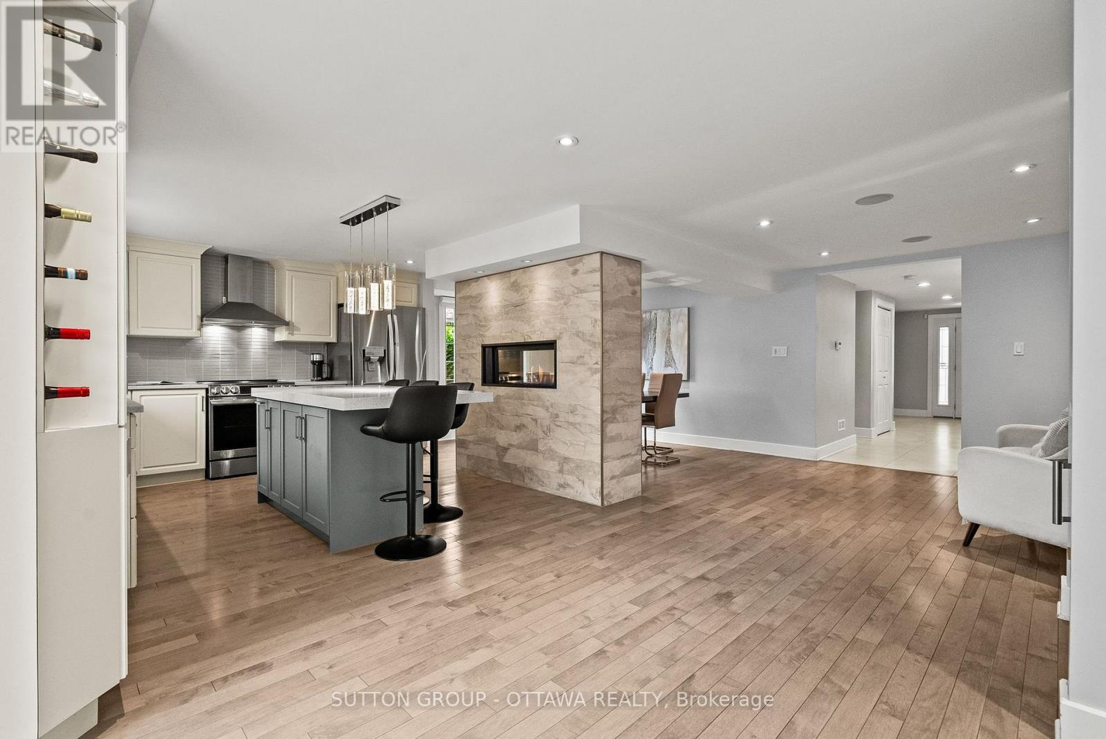 2450 Blackstone Crescent, Ottawa, ON - Indoor Photo Showing Kitchen With Upgraded Kitchen