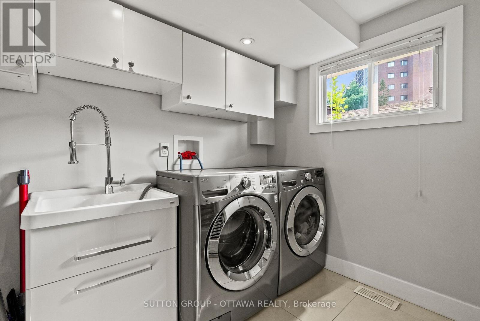 Main Floor Laundry - 2450 Blackstone Crescent, Ottawa, ON - Indoor Photo Showing Laundry Room