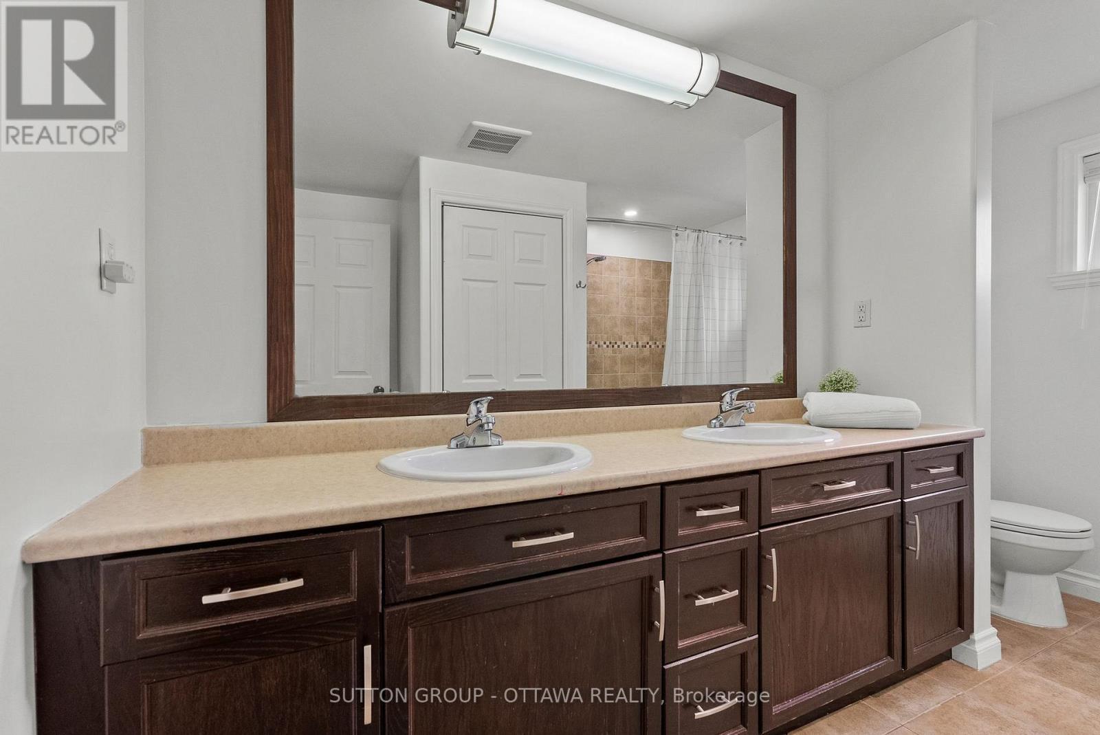 Family Bathroom - 2450 Blackstone Crescent, Ottawa, ON - Indoor Photo Showing Bathroom