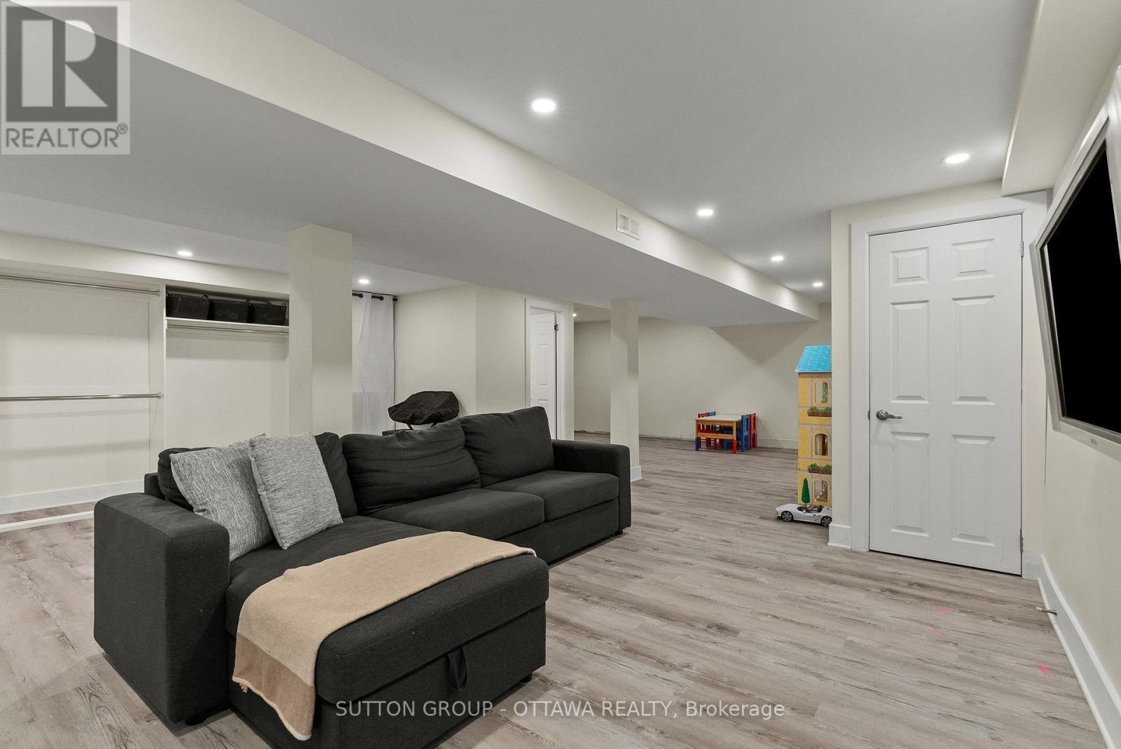 2450 Blackstone Crescent, Ottawa, ON - Indoor