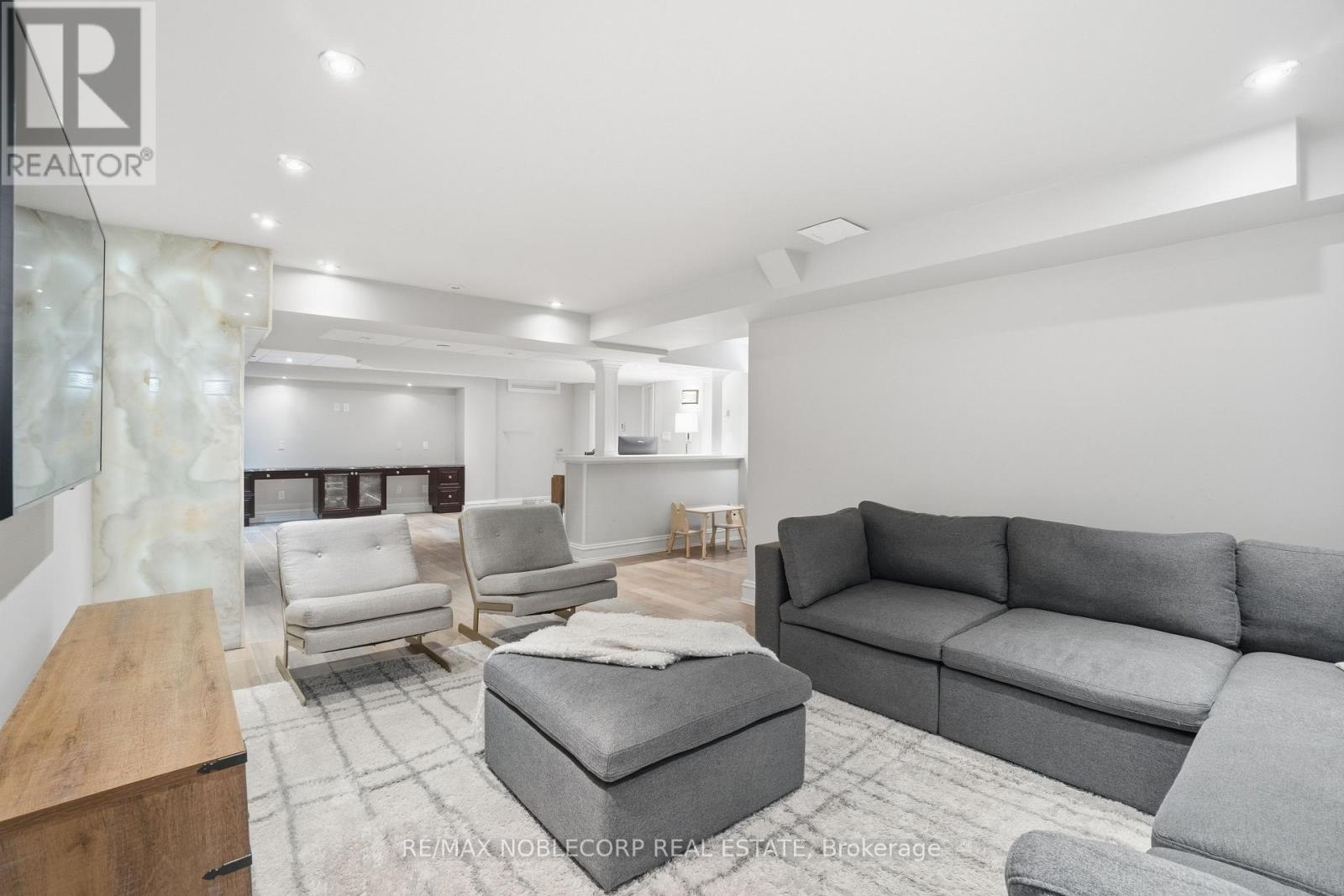 2 Glengordon Crescent, Markham, ON - Indoor Photo Showing Living Room
