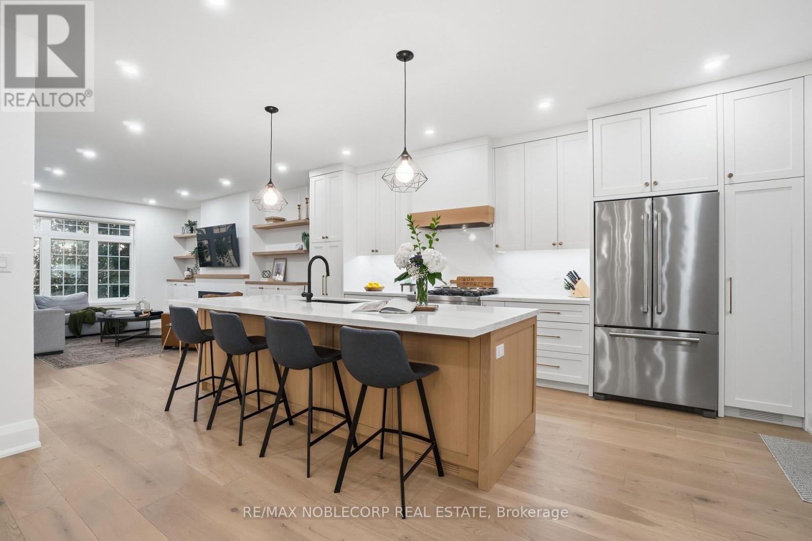 2 Glengordon Crescent, Markham, ON - Indoor Photo Showing Kitchen With Upgraded Kitchen