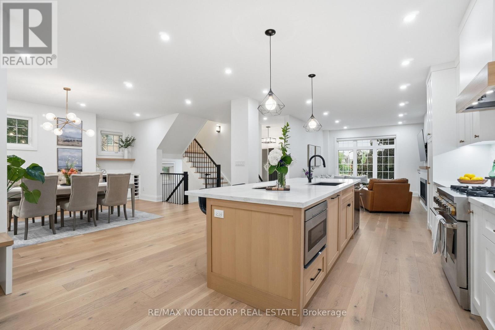 2 Glengordon Crescent, Markham, ON - Indoor Photo Showing Kitchen With Upgraded Kitchen