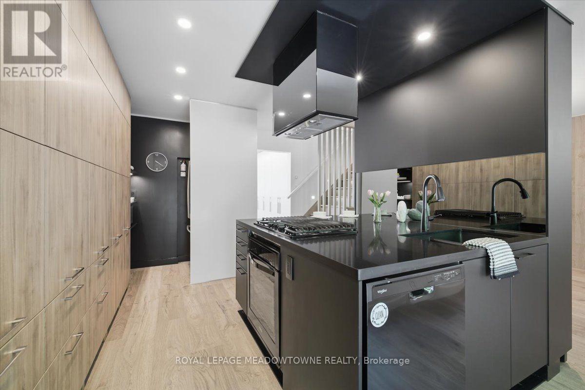 2068 Broadleaf Crescent, Burlington, ON - Indoor Photo Showing Kitchen With Upgraded Kitchen