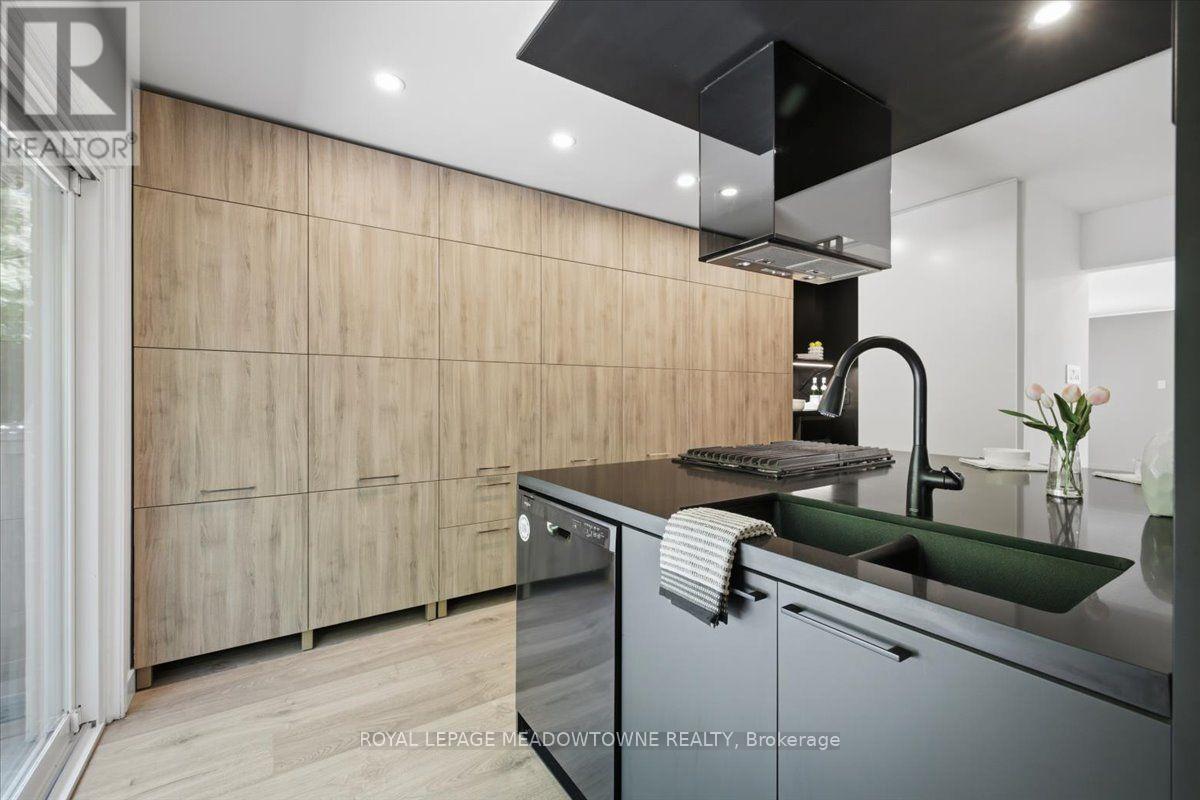 2068 Broadleaf Crescent, Burlington, ON - Indoor Photo Showing Kitchen With Double Sink