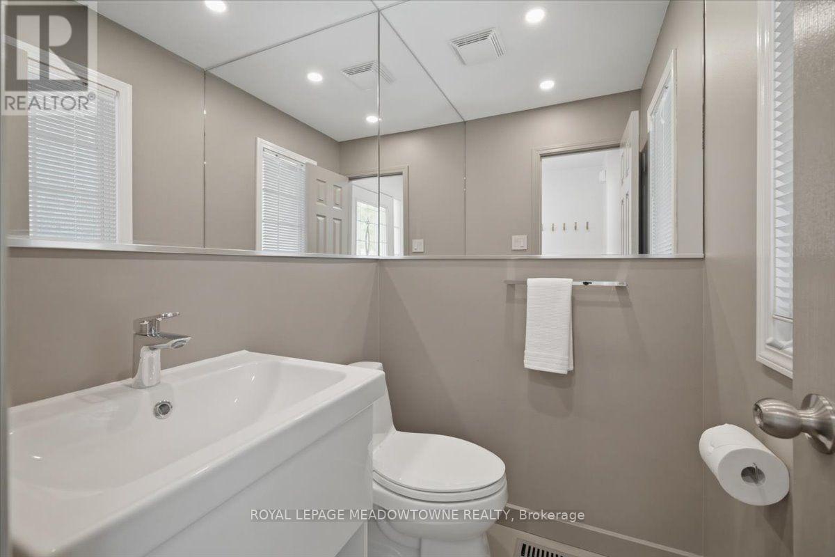 2068 Broadleaf Crescent, Burlington, ON - Indoor Photo Showing Bathroom