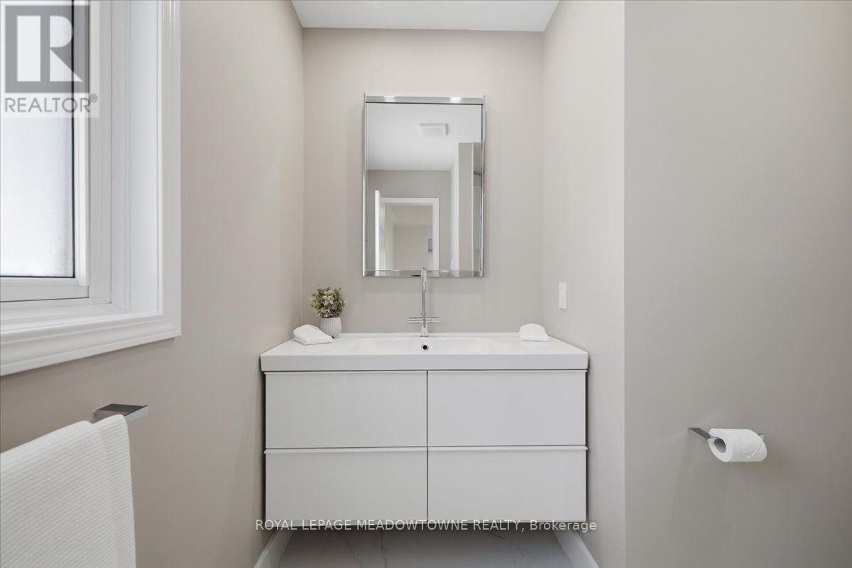 2068 Broadleaf Crescent, Burlington, ON - Indoor Photo Showing Bathroom