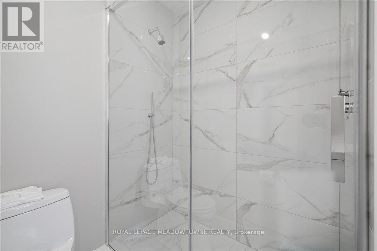 2068 Broadleaf Crescent, Burlington, ON - Indoor Photo Showing Bathroom