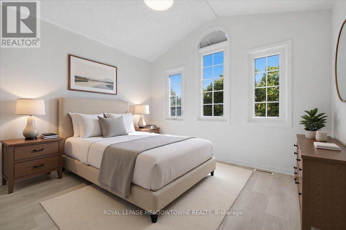 2068 Broadleaf Crescent, Burlington, ON - Indoor Photo Showing Bedroom