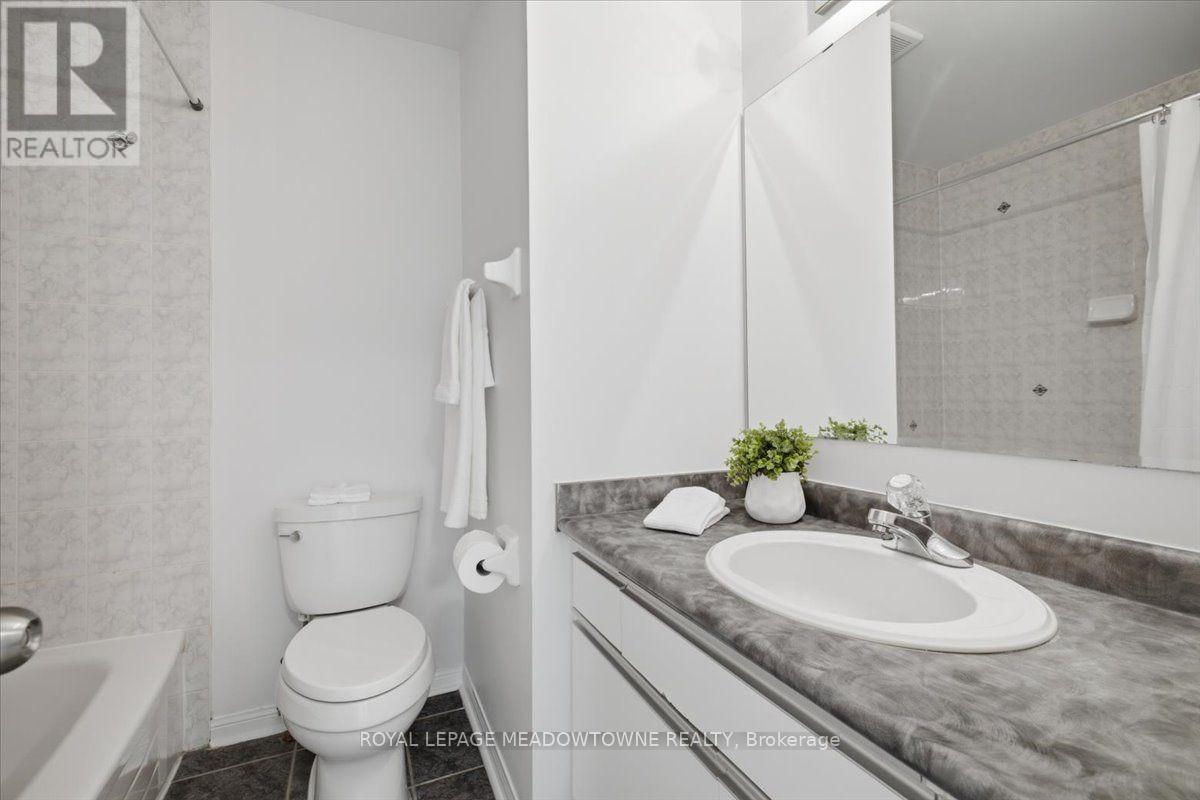 2068 Broadleaf Crescent, Burlington, ON - Indoor Photo Showing Bathroom