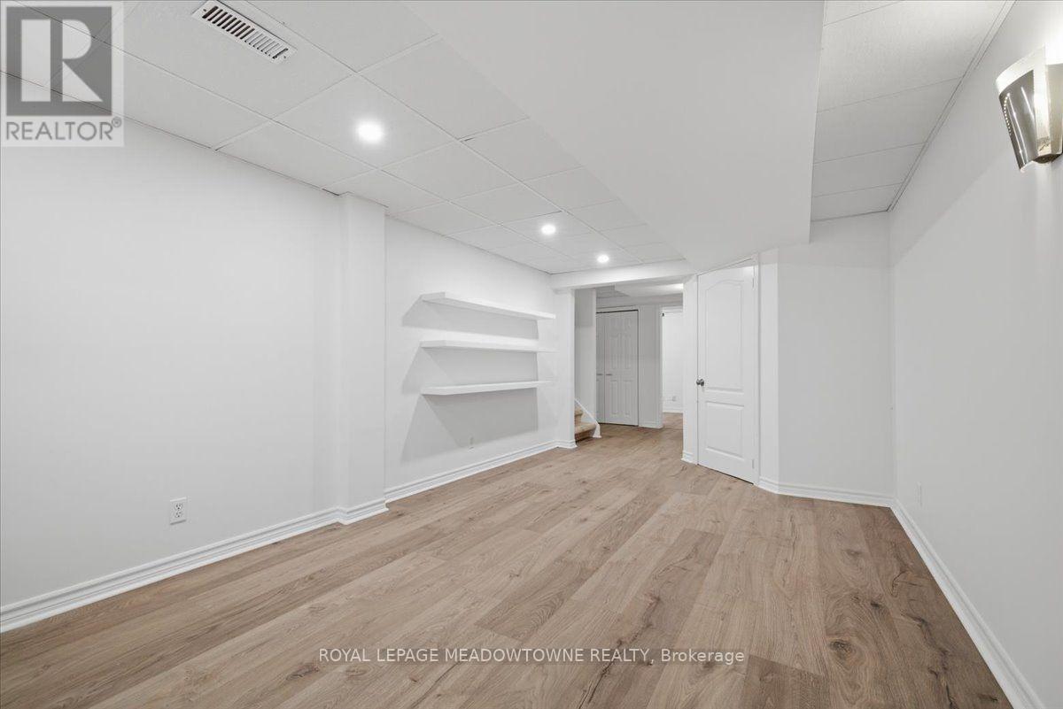 2068 Broadleaf Crescent, Burlington, ON - Indoor Photo Showing Other Room
