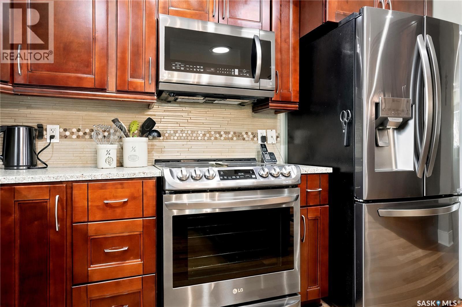 22 Wesson Bay, Regina, SK - Indoor Photo Showing Kitchen With Stainless Steel Kitchen