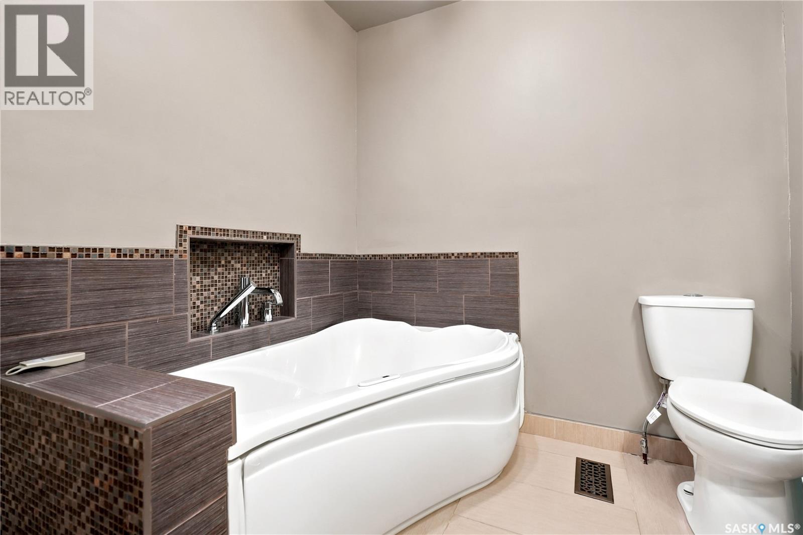 22 Wesson Bay, Regina, SK - Indoor Photo Showing Bathroom