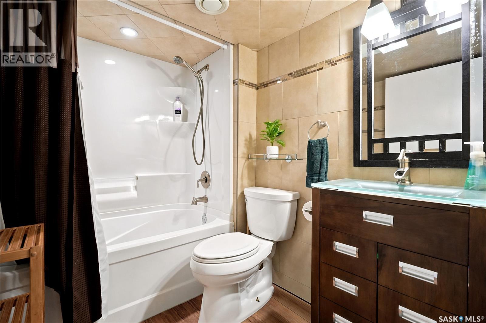 22 Wesson Bay, Regina, SK - Indoor Photo Showing Bathroom