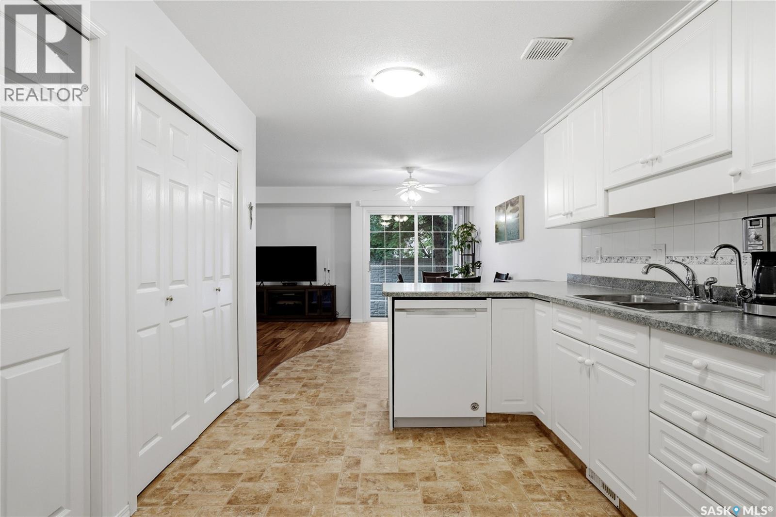 5464 Rochdale Boulevard, Regina, SK - Indoor Photo Showing Kitchen With Double Sink