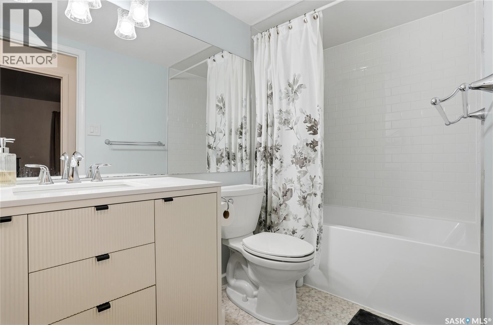 5464 Rochdale Boulevard, Regina, SK - Indoor Photo Showing Bathroom